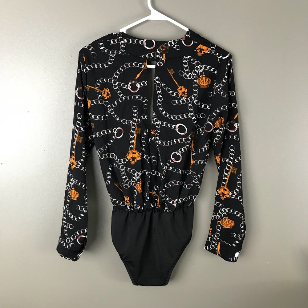 Sample V neck Chain Scarf Print Bodysuit - Picture 6 of 6